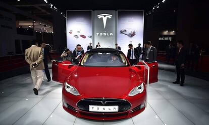 (FILES) This file photo taken on April 20, 2015 shows a Tesla Model S P85d car displayed at the 16th Shanghai International Automobile Industry Exhibition in Shanghai.  Around 80 owners of a Tesla Model S P85D cars in Norway file a case against US carmaker for misleading advertising, the Norwegian newspaper Dagens Naeringsliv said on January 11, 2018. / AFP PHOTO / JOHANNES EISELE