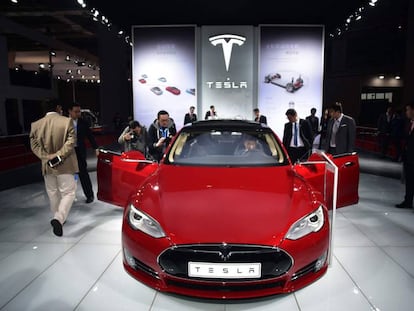 (FILES) This file photo taken on April 20, 2015 shows a Tesla Model S P85d car displayed at the 16th Shanghai International Automobile Industry Exhibition in Shanghai.  Around 80 owners of a Tesla Model S P85D cars in Norway file a case against US carmaker for misleading advertising, the Norwegian newspaper Dagens Naeringsliv said on January 11, 2018. / AFP PHOTO / JOHANNES EISELE