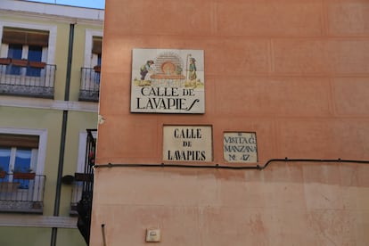 Placa con una representación del antiguo arroyo de Lavapiés, en Madrid.