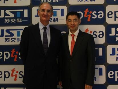 Luis Villarroya, consejero delegado de Eptisa, y el nuevo presidente de la ingenier&iacute;a espa&ntilde;ola, Wang Junhua.