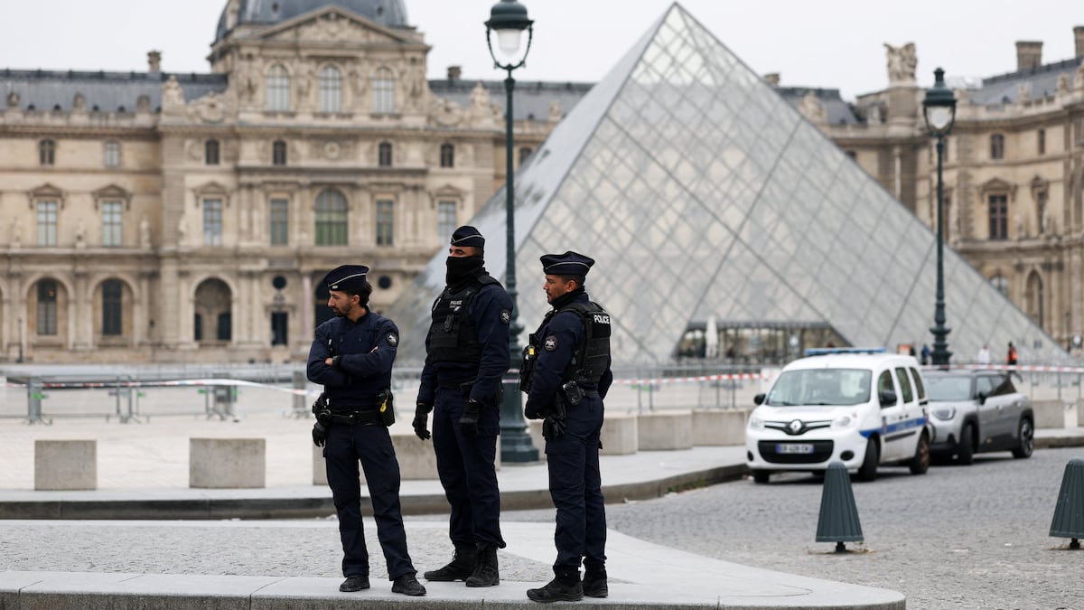 Unos ladrones encapuchados se llevan las joyas de Napoleón en un robo en el Louvre