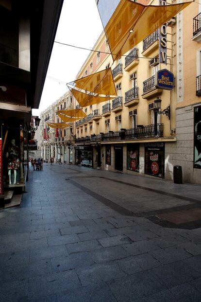 Aspecto que presentaba esta tarde la madrileña calle Preciados una hora antes del inicio del partido de la final del Mundial de Sudáfrica.