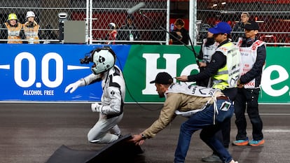 Un doble de acción del actor Brad Pitt durante el rodaje de la película 'F1', que se estrenará en junio de 2025, en un rodaje en Las Vegas en noviembre de 2024.