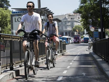 Bicicletas por carriles bici en el centro de Madrid. En esta imagen, ciclistas por la calle Alcal&aacute;. 