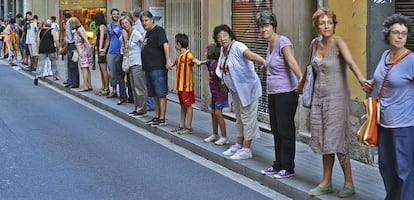 Ensayo de la cadena independfentista en el barrio de Gr&agrave;cia de Barcelona, el pasado agosto.