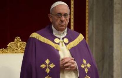 El papa Francisco oficia una misa en la Basílica de San Pedro en el Vaticano. EFE/Archivo