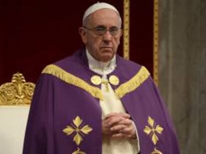 El papa Francisco oficia una misa en la Basílica de San Pedro en el Vaticano. EFE/Archivo
