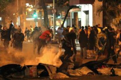 Los disturbios de este jueves coincidieron con el día de "lucha" convocado por los principales sindicatos del país para reclamar la reducción de la jornada laboral y otros derechos para los trabajadores.