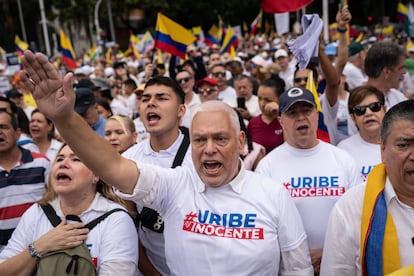 Los simpatizantes del exmandatario colombiano de derecha también demostraron su descontento con la administración de izquierda Gustavo Petro. Acá en Medellín.