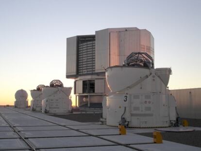 El conjunto de telescopios VLT (En Chile) está formado por cuatro unidades de 1,8 metros de diámetro (en primer plano) y cuatro de 8,2 metros de diámetro, como la que se aprecia al fondo