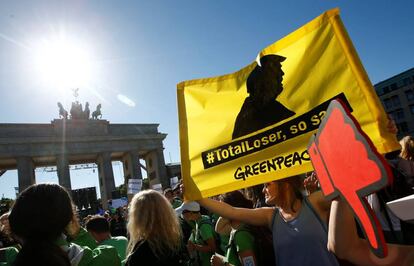 Manifestantes en el exterior de la embajada de EE UU en Berlín.