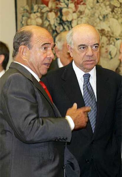 Emilio Botín (izquierda) conversa con Francisco González.