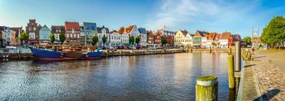 Puerto y casco antiguo de Husum, en el norte de Alemania.