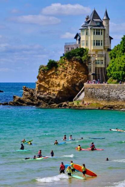 Surfistas en la playa junto a Villa Belza, en Biarritz.