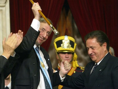 Néstor Kirchner, el día de su investidura como presidente de Argentina, al lado de su predecesor, Eduardo Duhalde, el 25 de mayo de 2003.