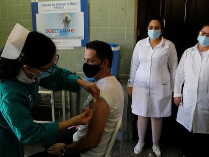 Uma enfermeira injeta a vacina Soberana 02 em um voluntário durante um ensaio clínico em Havana, em 31 de março.