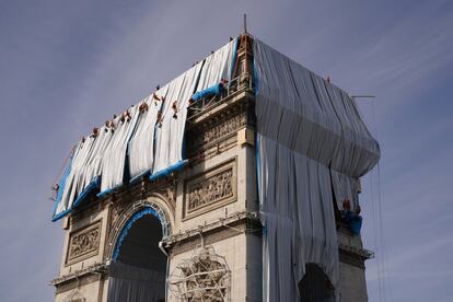 Enormes rollos de tela de polipropileno reciclado fueron soltándose el 12 de septiembre para recubrir el Arco del Triunfo de París.