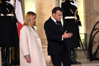 El presidente francés, Emmanuel Macron, centro derecha, camina con la primera ministra italiana, Giorgia Meloni, centro izquierda, cuando sale del Palacio del Elíseo, después de una reunión informal de líderes de países clave de la Unión Europea y el Reino Unido, en París.