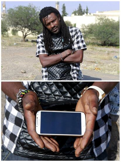 Said Youssef, 30 años, rapero de Ghana, sostiene su teléfono móvil en la ciudad de Oujda, Marruecos. Youssef pretende cruzar la frontera de Melilla, enclave español en el norte de África, y realizar su sueño de convertirse en un cantante profesional.