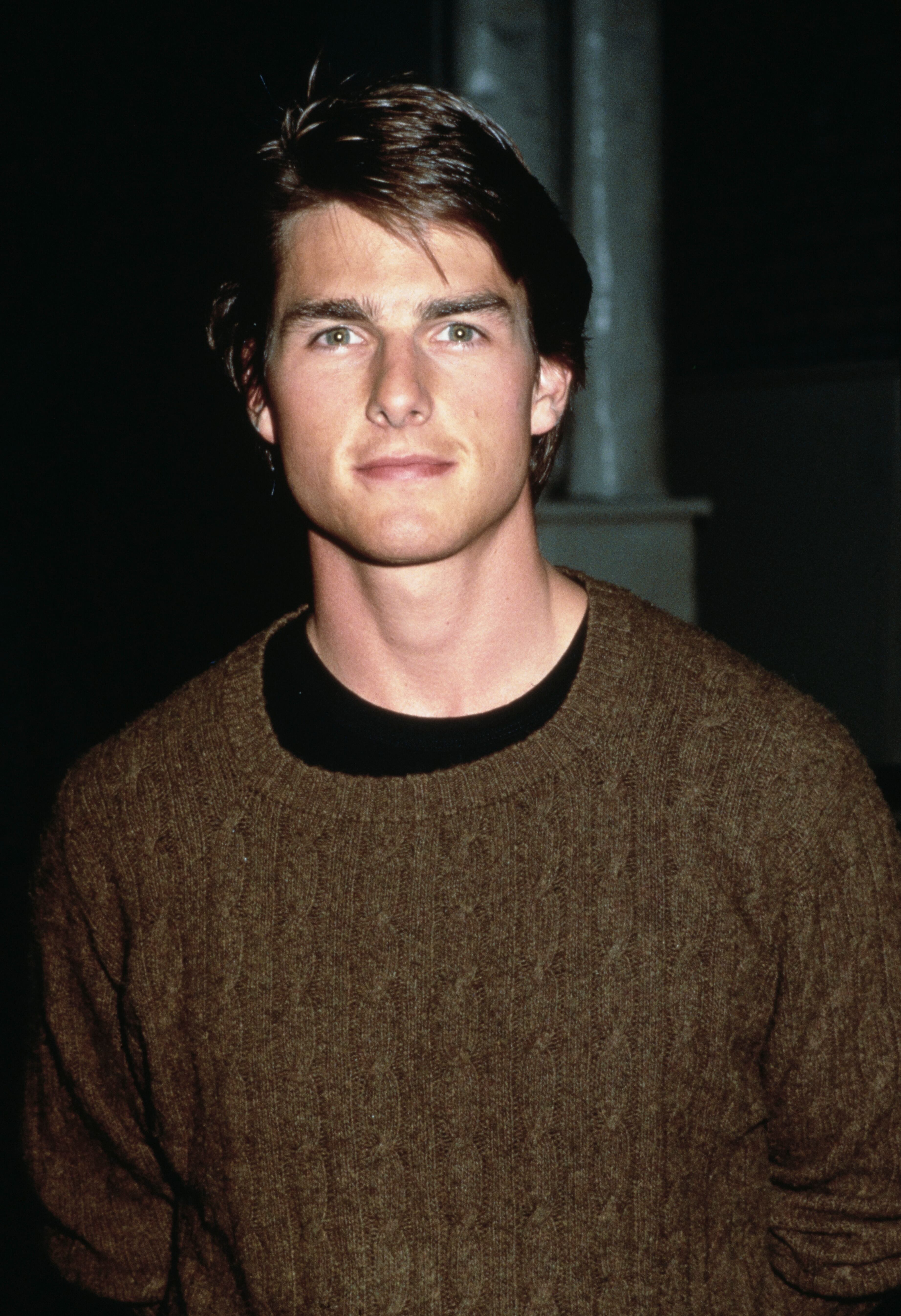 In the nineties, Tom Cruise attended all the premieres in Los Angeles. Here is one of the casual looks for walking on the red carpet, a knitted sweater and a low-cut black shirt, without fear of layers.