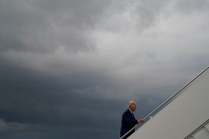 El presidente de EEUU, Joe Biden, se dispone a despegar en el Air Force One, este domingo desde Camboya rumbo a Bali para la cumbre del G-20.