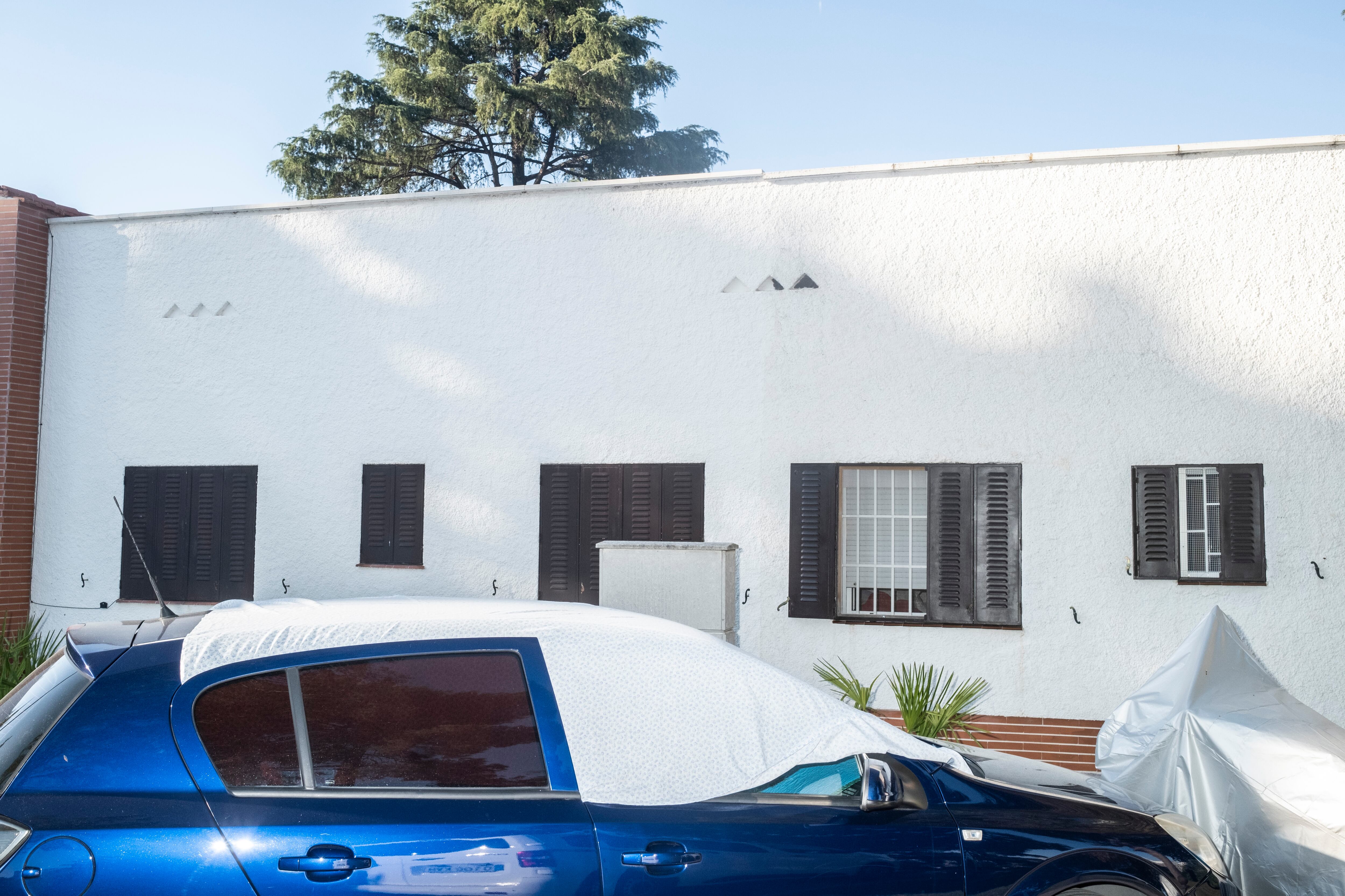 Un coche aparcado en la colonia Valderrivas.