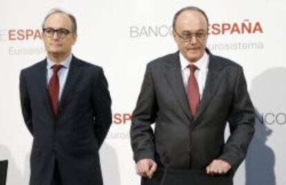 GRA209. MADRID, 26/10/2014.- El gobernador y el subgobernador del Banco de España, Luis M. Linde y Fernando Restoy (i), durante la rueda de prensa que han ofrecido hoy en Madrid en la que han presentado las pruebas de estrés a las que se han sometido 128 entidades financieras europeas, quince de ellas españolas. EFE/Chema Moya