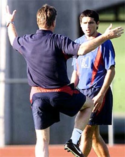 Van Gaal hace un gesto ante Riquelme durante un entrenamiento.