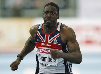 Dwain Chambers en la semifinal de los 60 metros lisos.