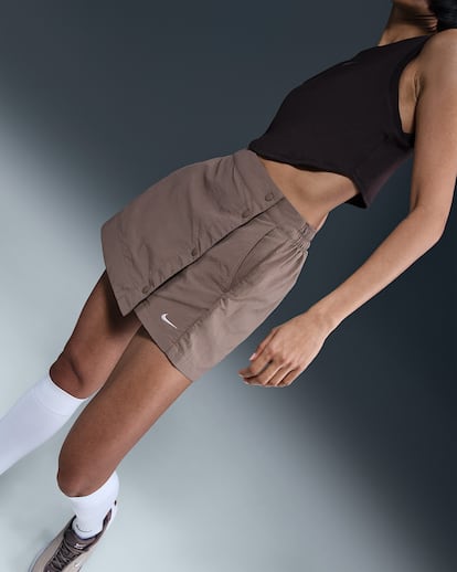 Vestir prendas deportivas a diario se ha convertido en una realidad. Gracias a firmas como Nike trasladar esta tendencia al día a día es fácil y esta falda-pantalón es un buen ejemplo. Confeccionado en nailon repelente al agua combina como ninguno materiales técnicos y estilo. (54.99 euros) 
