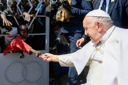 El Papa recibe una limosna por parte de un niño en Sudán del Sur.