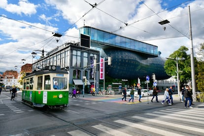 Un tranvía pasa frente al Kunsthaus, en la ciudad austriaca de Graz.