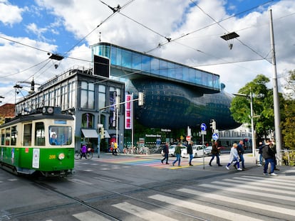 Un tranvía pasa frente al Kunsthaus, en la ciudad austriaca de Graz.