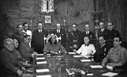 Burgos, 12 de agosto. Presentación del nuevo Gobierno. De izquierda a derecha, sentados: Juan Yagüe Blanco, Aire; José Enrique Varela Iglesias, Ejército; Juan Beigbeder Atienza, Asuntos Exteriores; Francisco Franco, jefe del Gobierno del Estado; Ramón Serrano Súñer, Gobernación; Salvador Moreno Fernández, Marina; y Agustín Muñoz Grandes, secretario general del Movimiento. De pie: Luis Alarcón de la Lastra, Industria y Comercio; Pedro Gamero del Castillo, sin cartera; José Larraz López, Hacienda; Esteban Bilbao Eguía, Justicia; Rafael Sánchez Mazas, sin cartera; Alfonso Peña Boeuf, Obras Públicas; Joaquín Benjumea Burín, Agricultura y Trabajo; y José Ibáñez Martín, Educación Nacional.