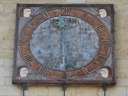 Vista del reloj de la Catedral de León.