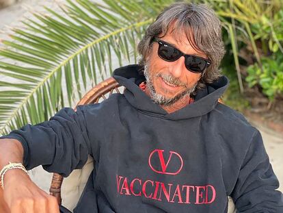 Pierpaolo Piccioli luciendo la sudadera de 'Vaccinated'.