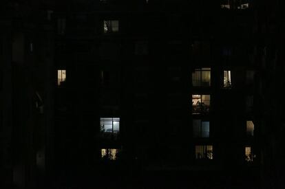 Llums en un edifici en la segona jornada laboral de confinament, el passat 17 de març.