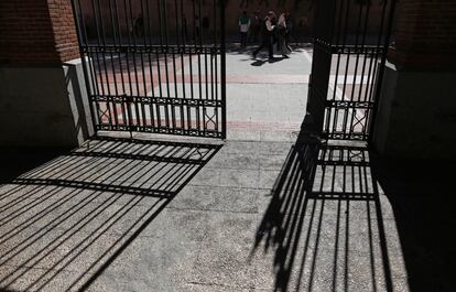 Las sombras de una puerta de acceso a la plaza se proyectan en el suelo.