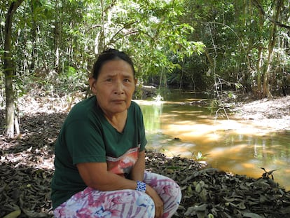 Rita Piripkura na terra indígena de seu povo no Mato Grosso.