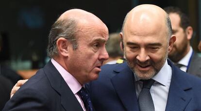 El ministro de Econo,&iacute;a espa&ntilde;o, Luis de Guindos, y el comisario de Asuntos Econ&oacute;micos. Pierre Moscovici, en la reuni&oacute;n del Eurogrupo del 14 de enero. 