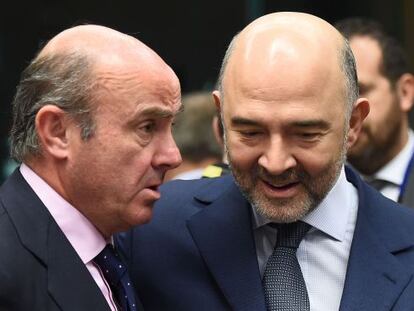 El ministro de Econo,&iacute;a espa&ntilde;o, Luis de Guindos, y el comisario de Asuntos Econ&oacute;micos. Pierre Moscovici, en la reuni&oacute;n del Eurogrupo del 14 de enero. 