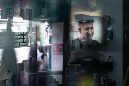 Fabian Ortiz, peluquero graduado del programa de cuidado de salud mental de la Secretaría de Salud de Bogotá, en marzo de 2023.