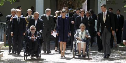 Los Reyes junto a Fernando del Paso y su esposa, Maria del Socorro Gordillo, tras la solemne ceremonia de entrega del máximo galardón de las letras en castellano al escritor mexicano.