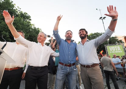 El presidente de Vox, Santiago Abascal (en el centro), junto a líderes del partido en Castilla y León, el viernes en Valladolid.