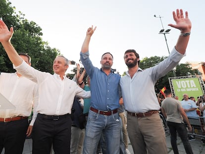 El presidente de Vox, Santiago Abascal (en el centro), junto a líderes del partido en Castilla y León, el viernes en Valladolid.