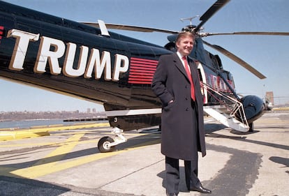 Trump posa en 1988 junto a un helicoptero con su nombre.