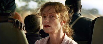 Isabelle Huppert, en un fotograma de &#039;Una mujer en &Aacute;frica&#039;, de Claire Denis