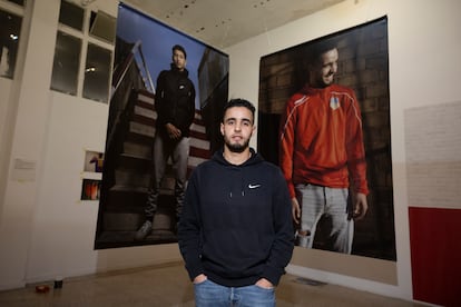 Soufiane El Ahmadi, delante de su retrato (a la derecha) y de las fotos que él tomó durante el proyecto 'Goals for change'. 