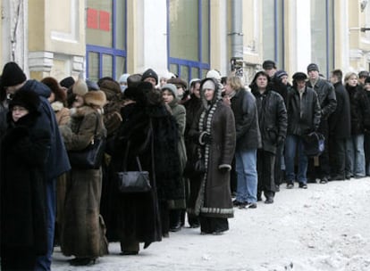 Residentes moscovitas hacen cola para entrar en una feria donde las empresas informan sobre sus ofertas de trabajo. Hay más de seis millones de parados en Rusia, según las estadísticas oficiales.