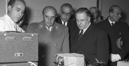 Francisco Franco, en 1958, durante la inauguraci&oacute;n del Instituto de Investigaciones Biol&oacute;gicas del CSIC. 